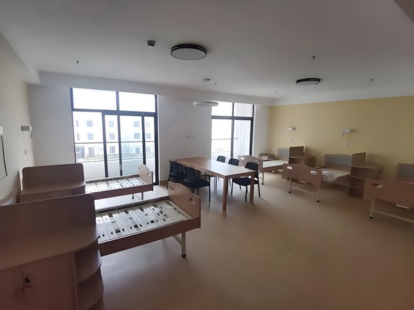 53岁朱茵住山里开破车？